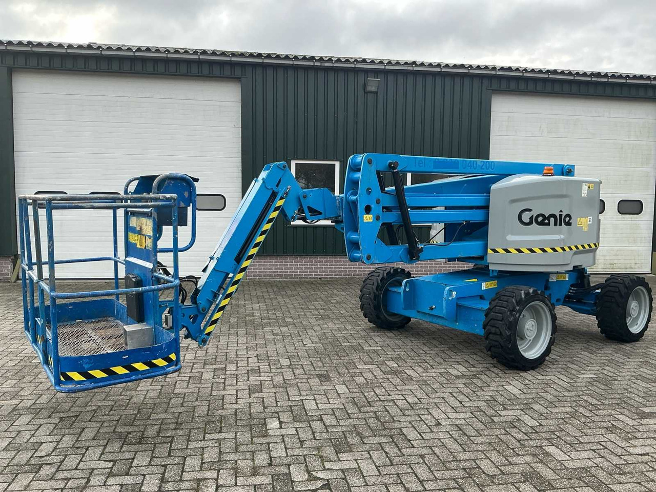 Genie Z-45/25J - Emelő: 1 kép. Genie Z-45/25J - Emelő: 1 kép.