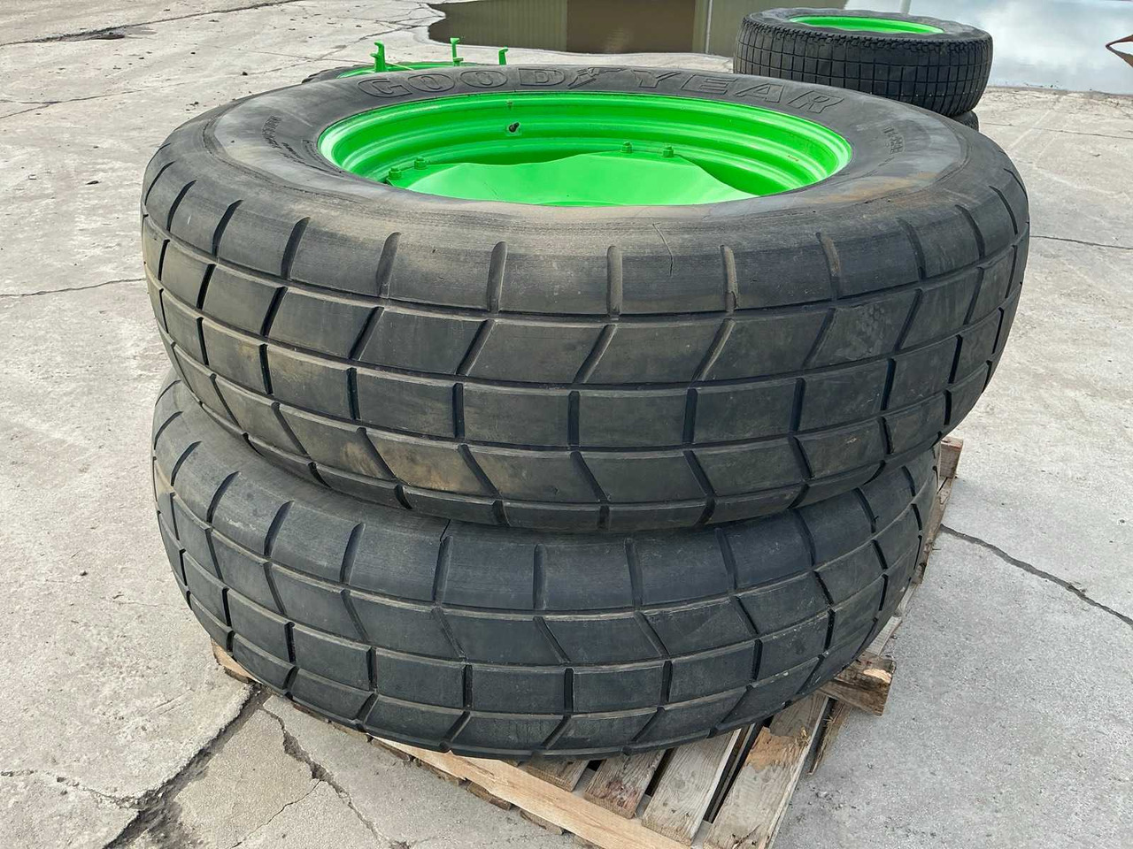 Good Year Super Traction Radial - Gumiabroncsok és felnik - Traktor: 1 kép. Good Year Super Traction Radial - Gumiabroncsok és felnik - Traktor: 1 kép.