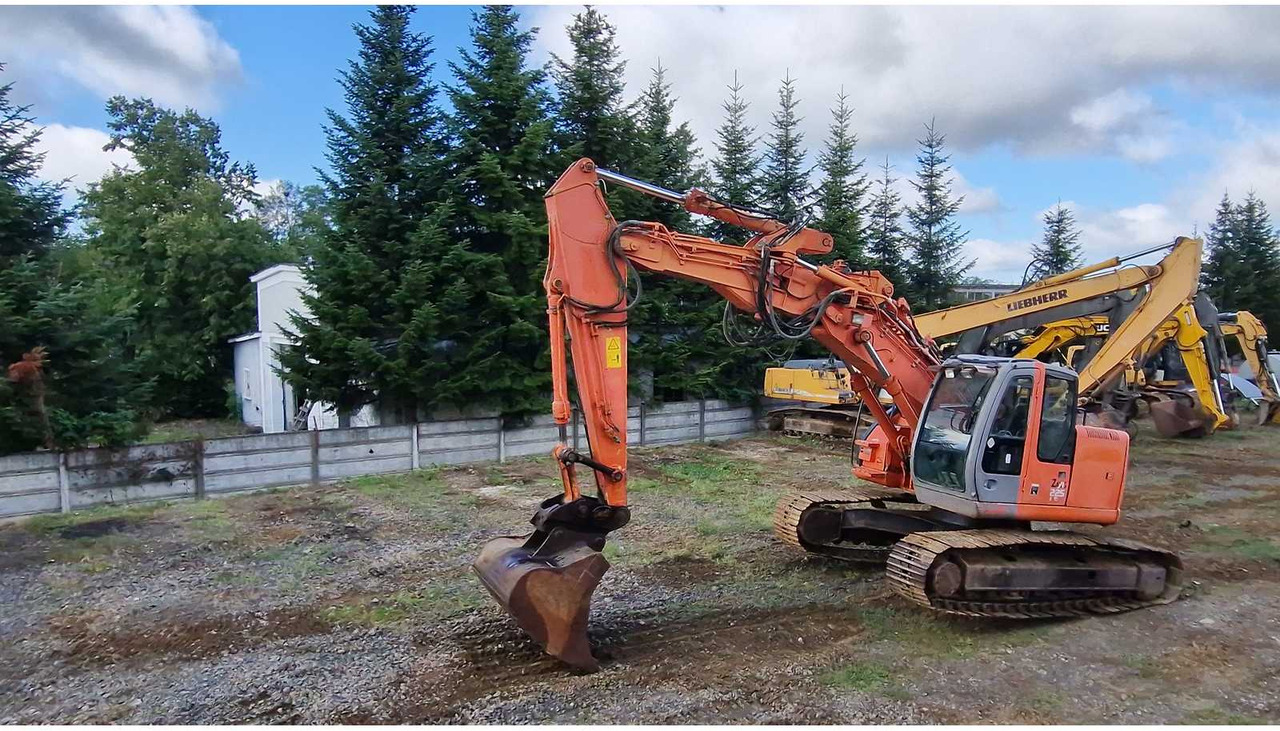 HITACHI ZX225USLC - Lánctalpas kotró: 4 kép. HITACHI ZX225USLC - Lánctalpas kotró: 4 kép.