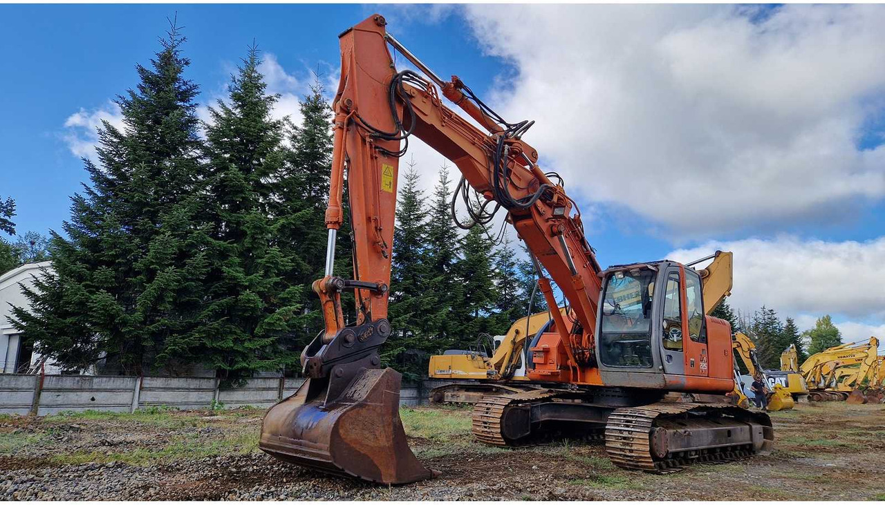 HITACHI ZX225USLC - Lánctalpas kotró: 2 kép. HITACHI ZX225USLC - Lánctalpas kotró: 2 kép.