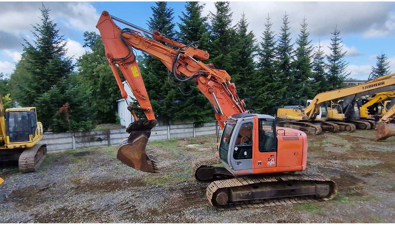 HITACHI ZX225USLC - Lánctalpas kotró: 5 kép. HITACHI ZX225USLC - Lánctalpas kotró: 5 kép.