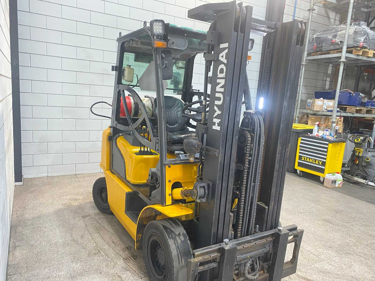 HYUNDAI - 2012 - 25L-7A - FORKLIFT TRUCK - Villás targonca: 4 kép. HYUNDAI - 2012 - 25L-7A - FORKLIFT TRUCK - Villás targonca: 4 kép.