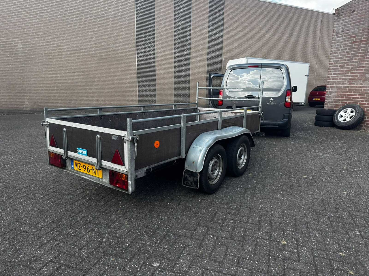 Hapert k2000 19 - Pótkocsi állatszállító: 4 kép. Hapert k2000 19 - Pótkocsi állatszállító: 4 kép.