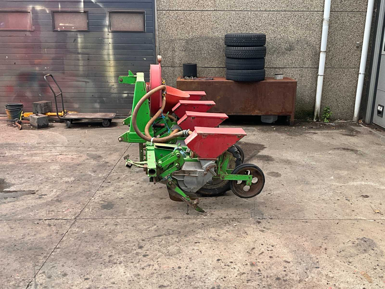 Hassia Corn Planting Machine - Vetőgép: 2 kép. Hassia Corn Planting Machine - Vetőgép: 2 kép.