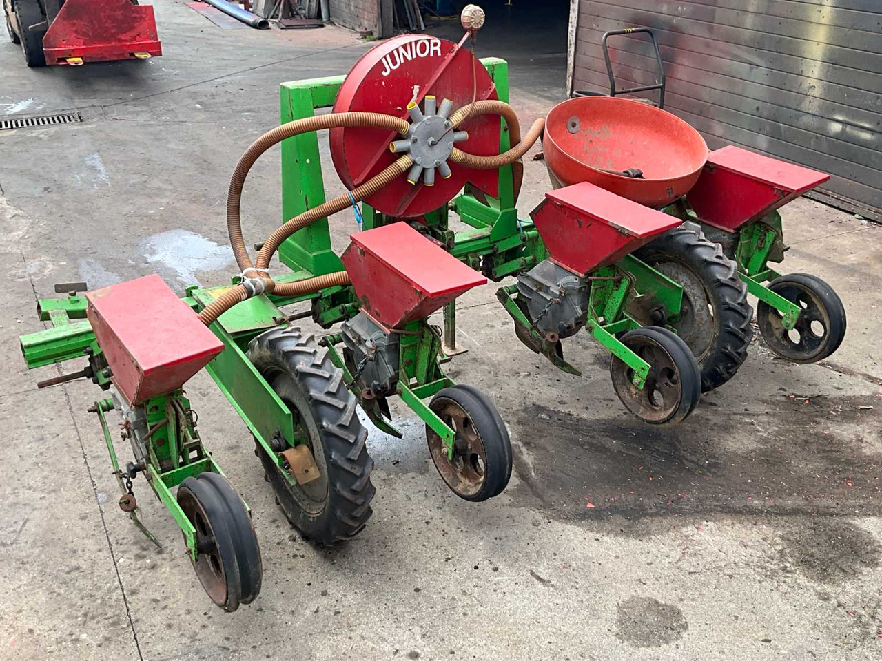 Hassia Corn Planting Machine - Vetőgép: 4 kép. Hassia Corn Planting Machine - Vetőgép: 4 kép.