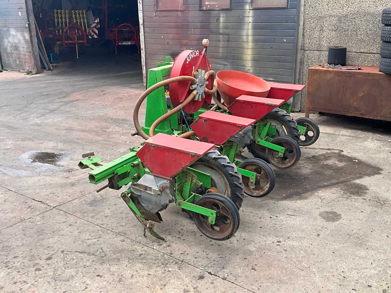 Hassia Corn Planting Machine - Vetőgép: 3 kép. Hassia Corn Planting Machine - Vetőgép: 3 kép.