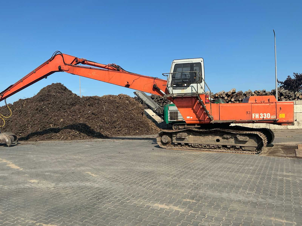 Hitachi FH330LC3 - Lánctalpas kotró: 4 kép. Hitachi FH330LC3 - Lánctalpas kotró: 4 kép.
