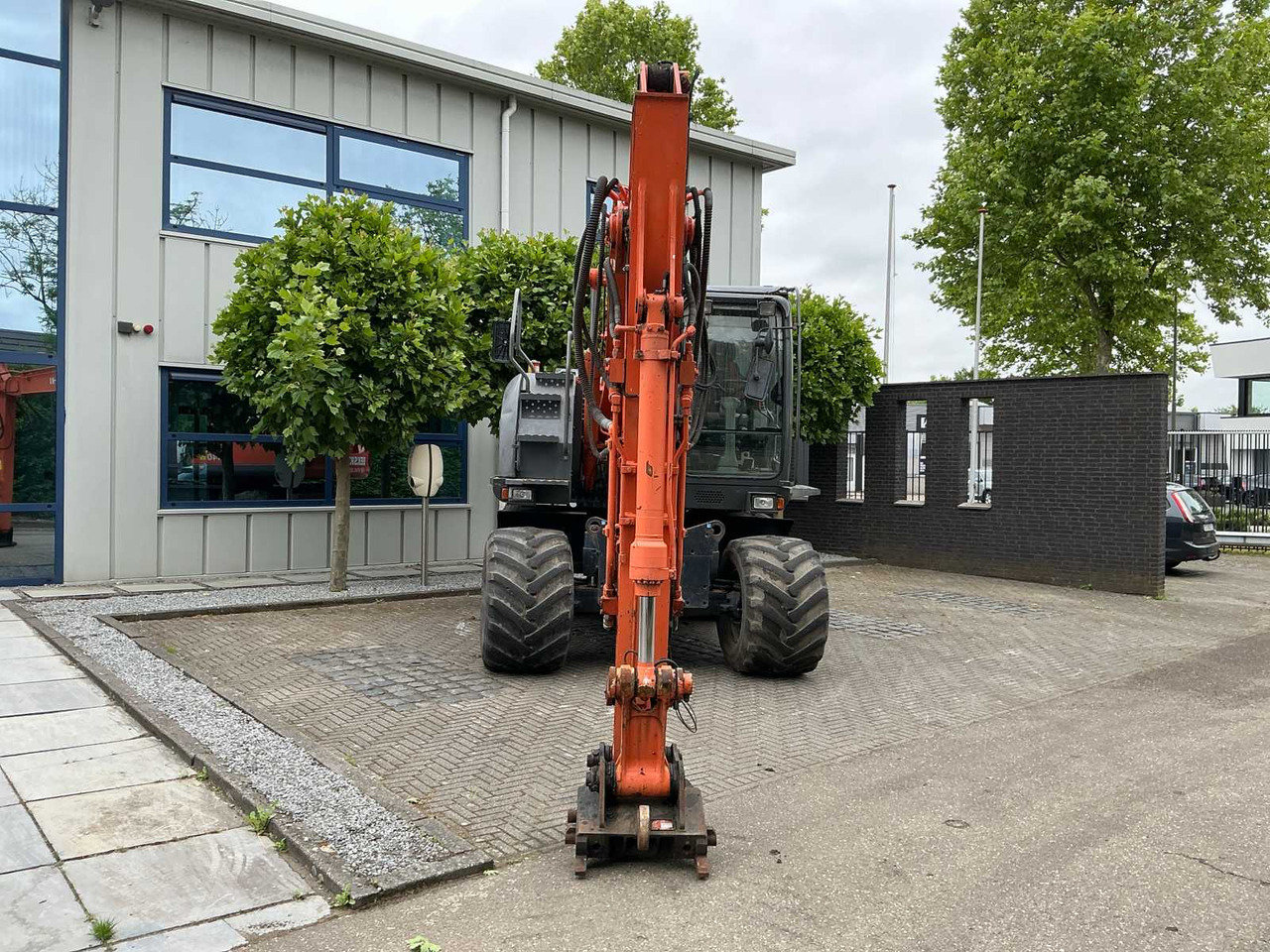 Hitachi ZX140W-3 - Gumikerekes kotró: 2 kép. Hitachi ZX140W-3 - Gumikerekes kotró: 2 kép.