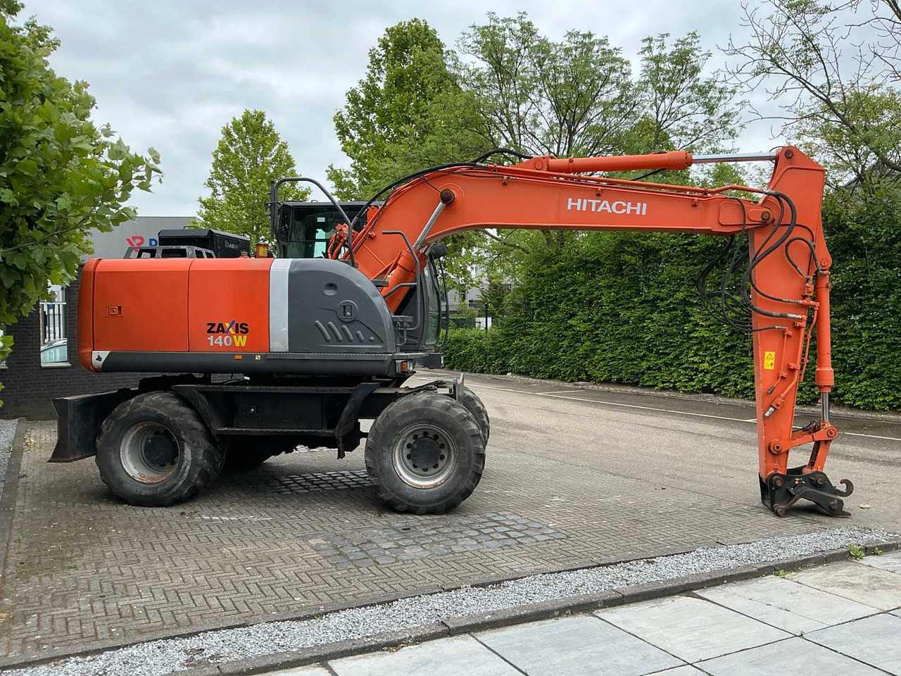 Hitachi ZX140W-3 - Gumikerekes kotró: 4 kép. Hitachi ZX140W-3 - Gumikerekes kotró: 4 kép.