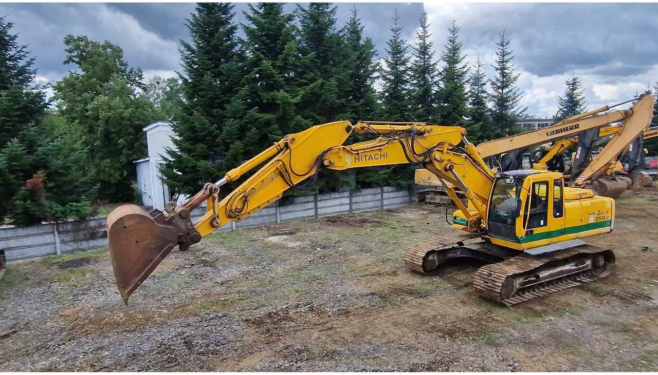 Hitachi ZX250 - Lánctalpas kotró: 4 kép. Hitachi ZX250 - Lánctalpas kotró: 4 kép.