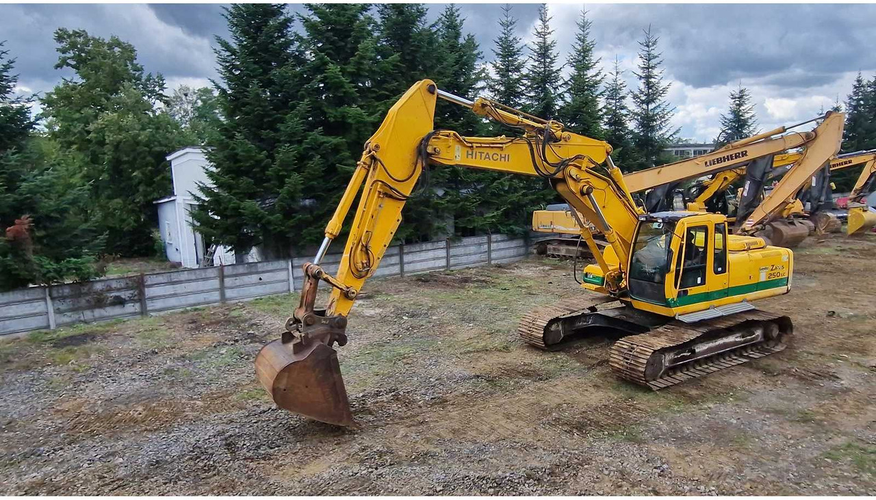 Hitachi ZX250 - Lánctalpas kotró: 5 kép. Hitachi ZX250 - Lánctalpas kotró: 5 kép.