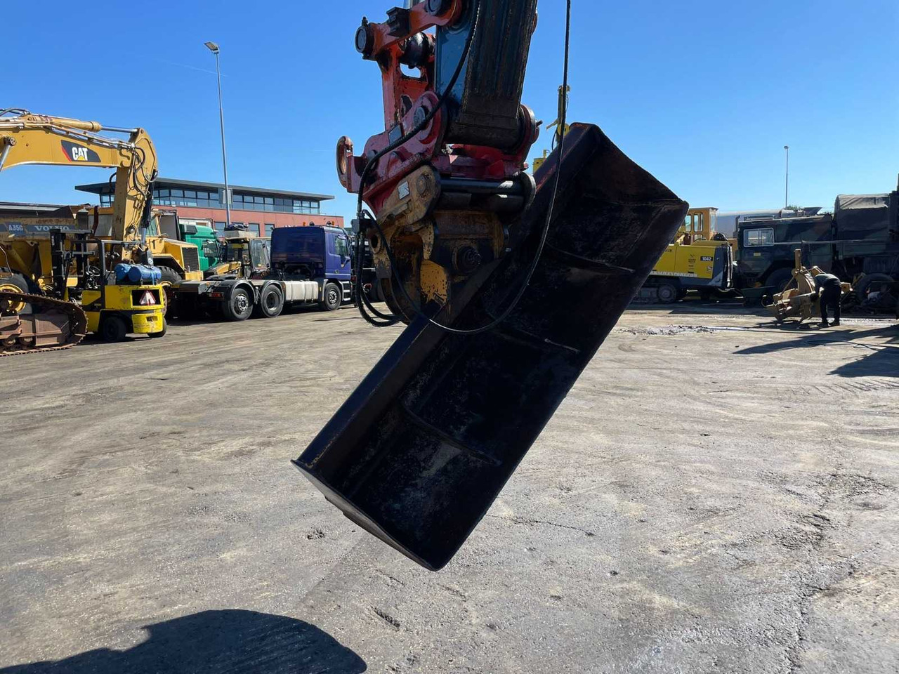 Hitachi ZX250LCN-3 - Lánctalpas kotró: 2 kép. Hitachi ZX250LCN-3 - Lánctalpas kotró: 2 kép.
