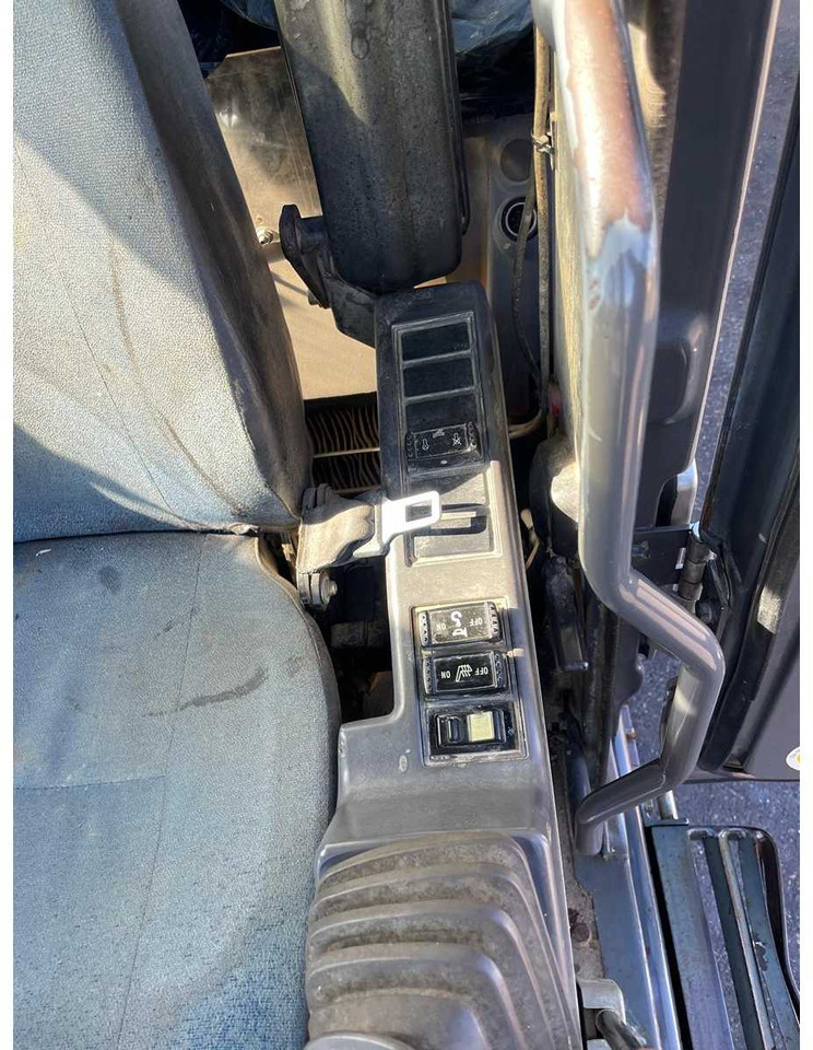Hitachi ZX250LCN-3 - Lánctalpas kotró: 3 kép. Hitachi ZX250LCN-3 - Lánctalpas kotró: 3 kép.