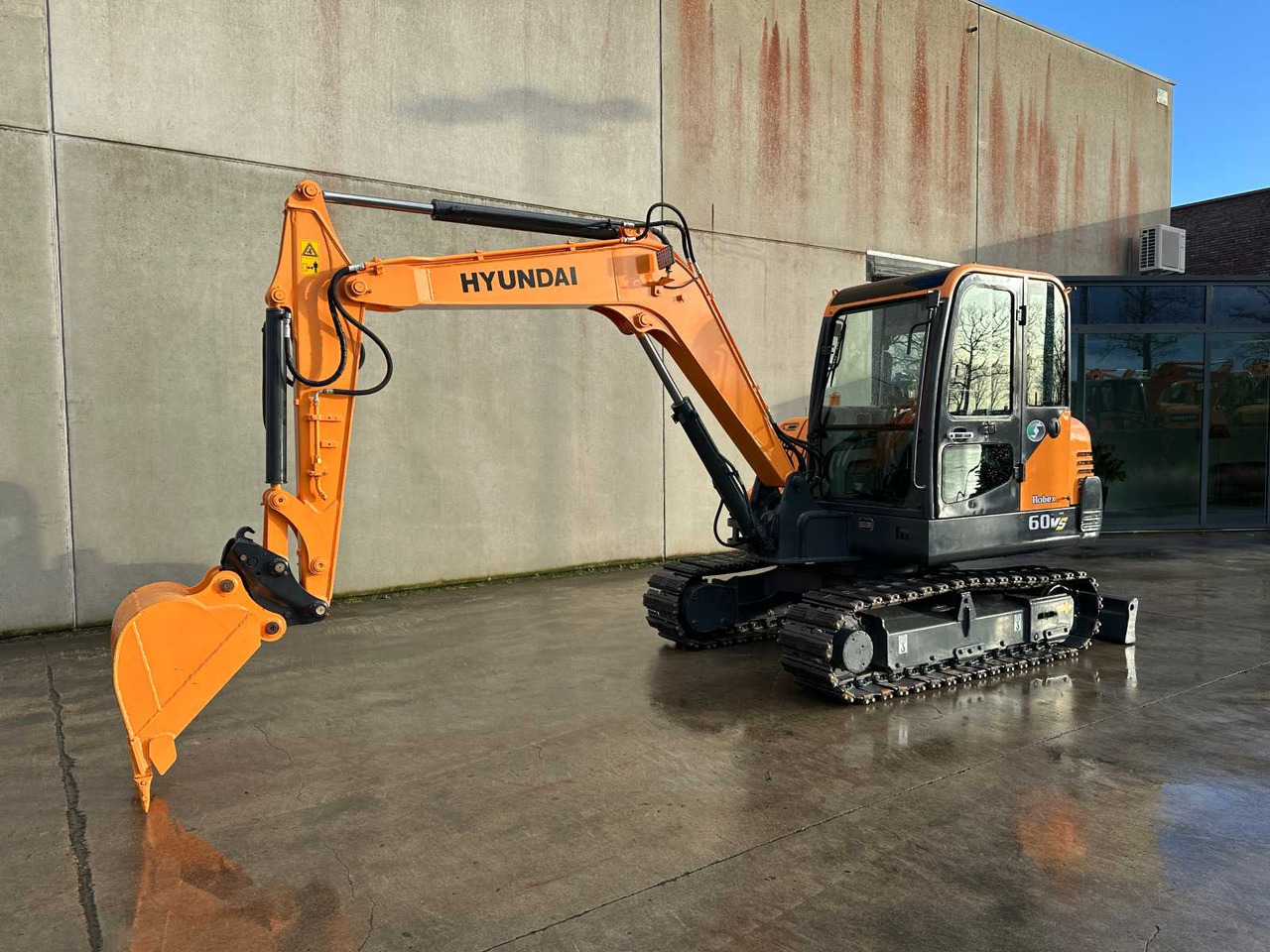 Hyundai R60VS - Lánctalpas kotró: 1 kép. Hyundai R60VS - Lánctalpas kotró: 1 kép.