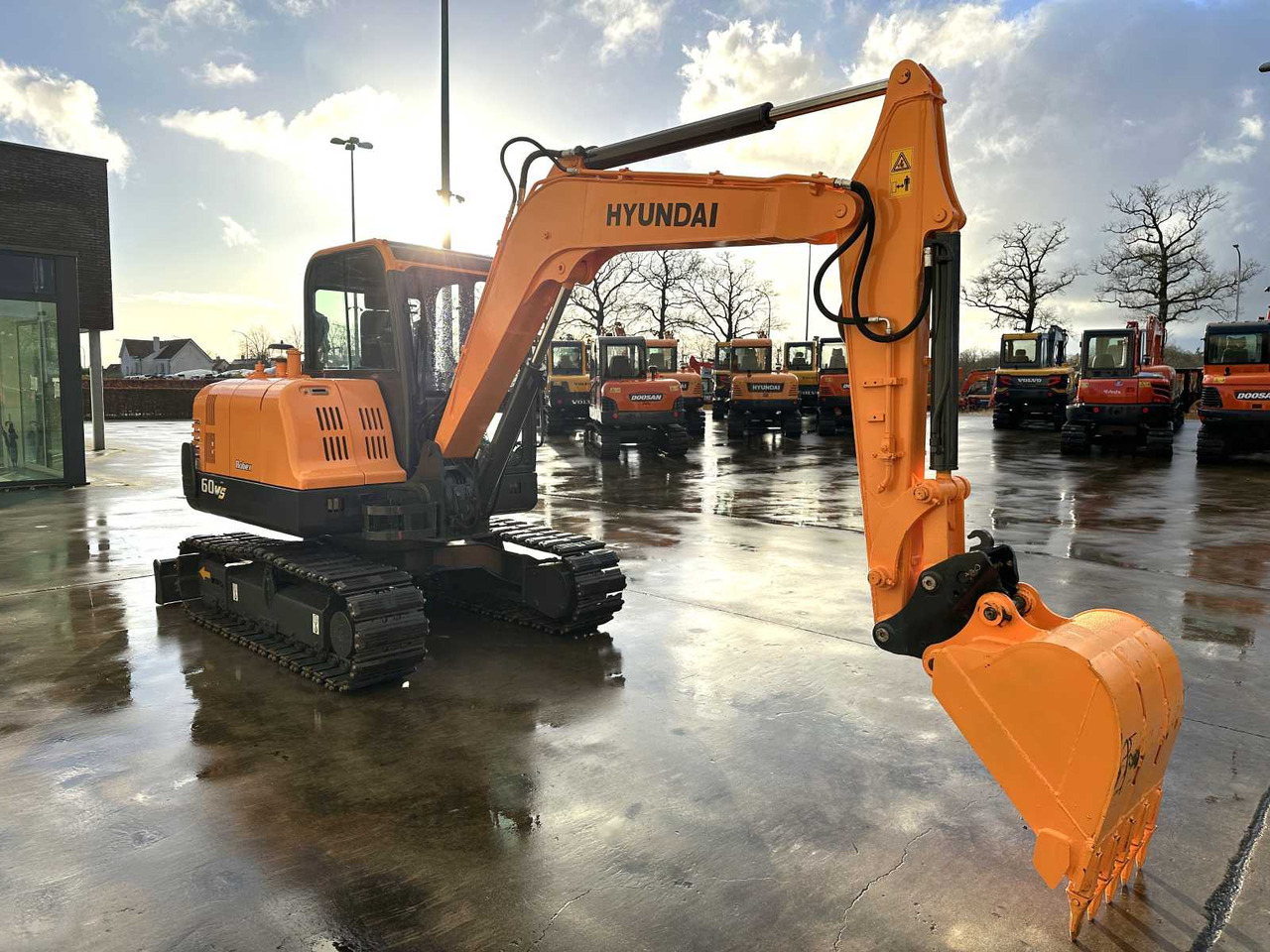 Hyundai R60VS - Lánctalpas kotró: 3 kép. Hyundai R60VS - Lánctalpas kotró: 3 kép.