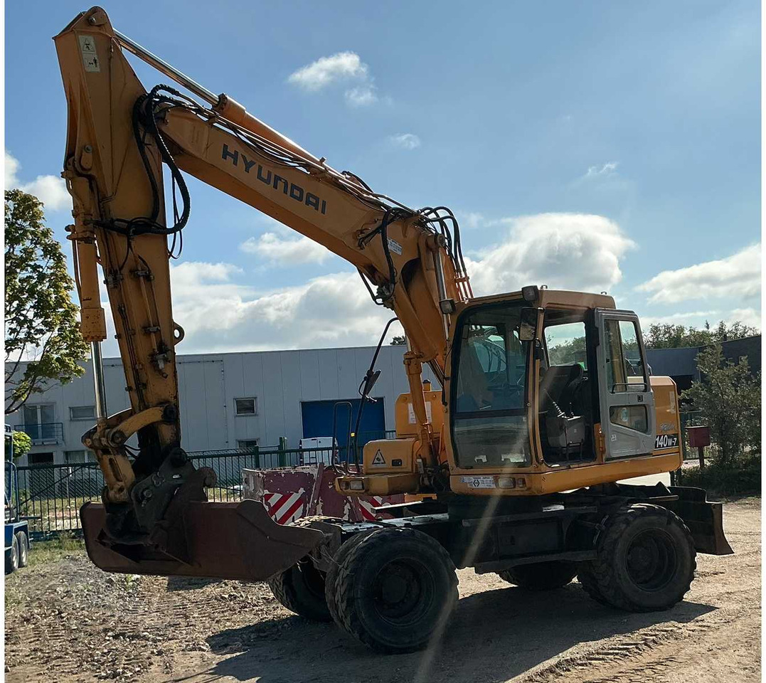 Hyundai Robex140W-7 - Gumikerekes kotró: 1 kép. Hyundai Robex140W-7 - Gumikerekes kotró: 1 kép.