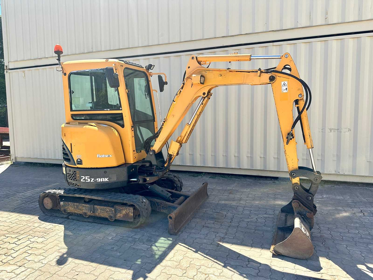 Hyundai Robex25Z-9AK - Minikotró: 1 kép. Hyundai Robex25Z-9AK - Minikotró: 1 kép.