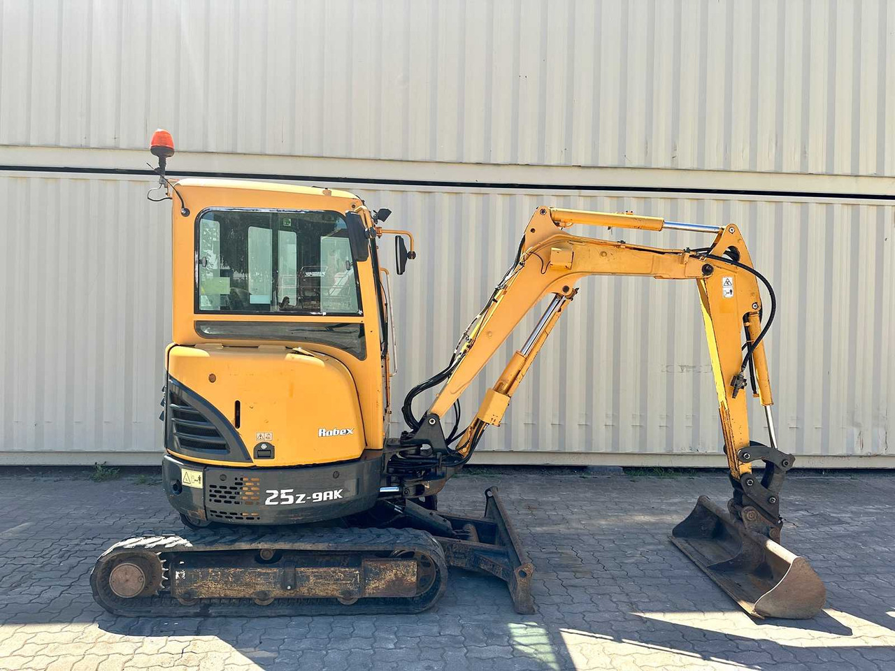 Hyundai Robex25Z-9AK - Minikotró: 2 kép. Hyundai Robex25Z-9AK - Minikotró: 2 kép.
