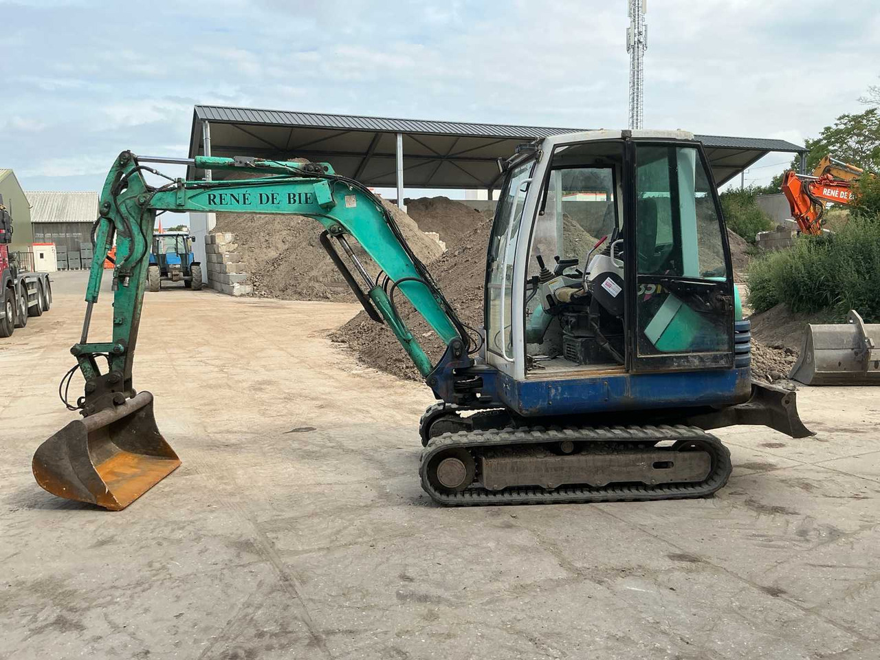 IHI 35N - Lánctalpas kotró: 2 kép. IHI 35N - Lánctalpas kotró: 2 kép.