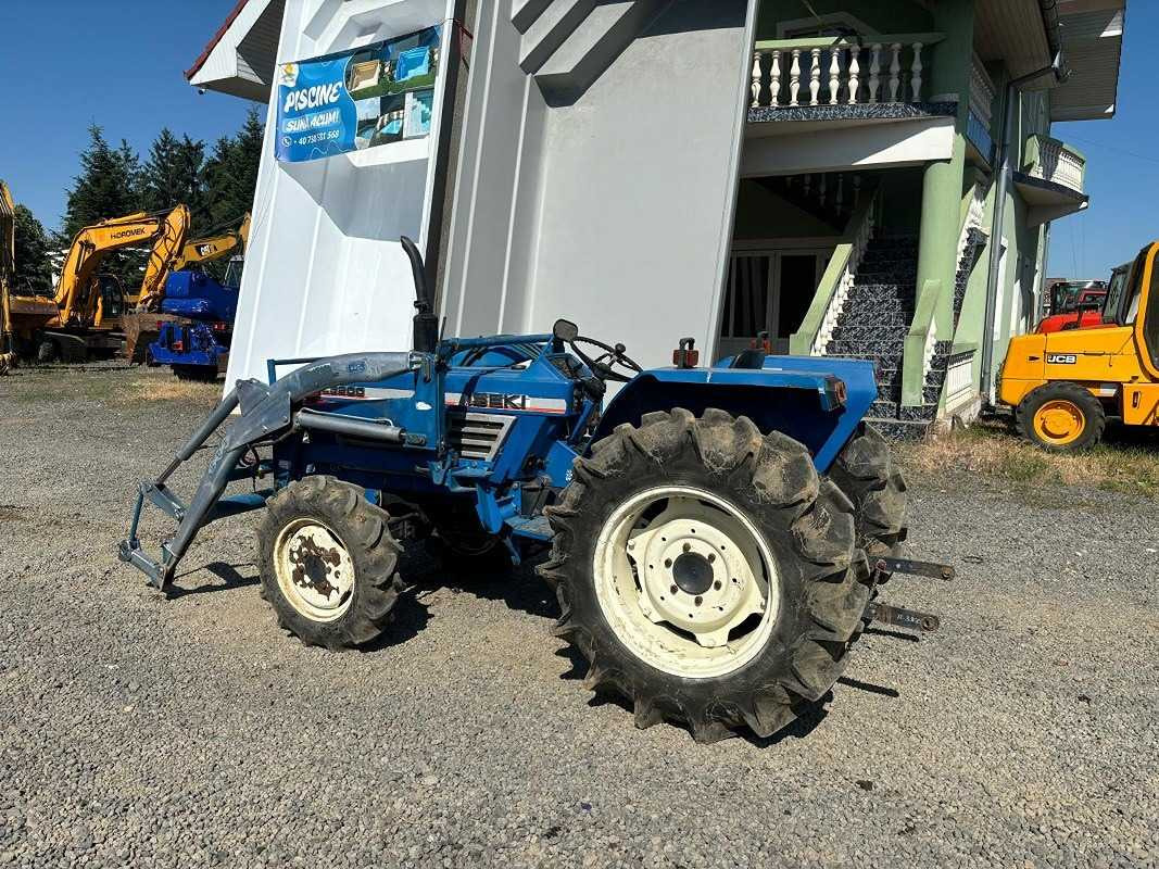 ISEKI 4-WHEEL DRIVE TRACTOR - Traktor: 2 kép. ISEKI 4-WHEEL DRIVE TRACTOR - Traktor: 2 kép.