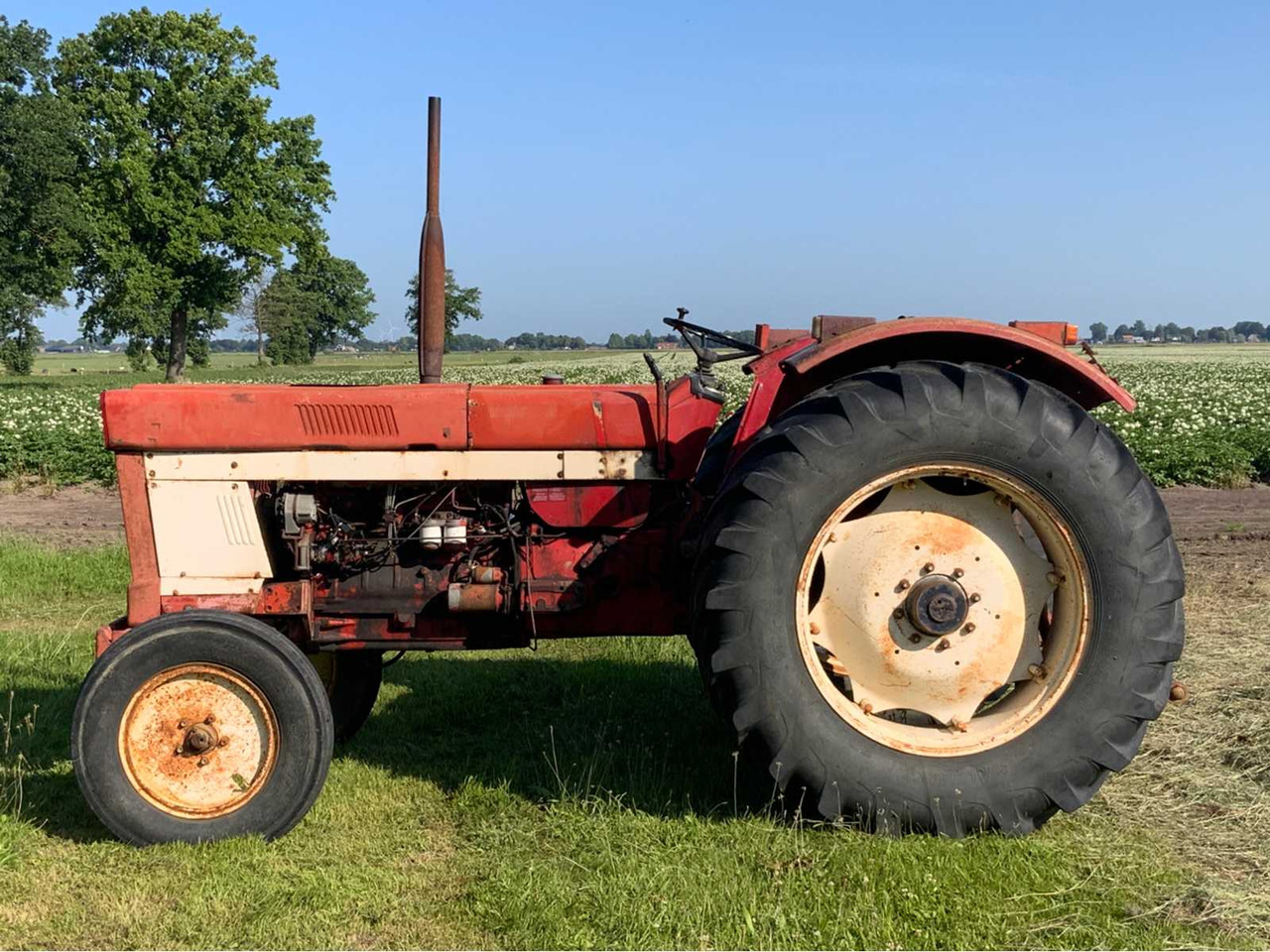 International 1046 A - Traktor: 3 kép. International 1046 A - Traktor: 3 kép.