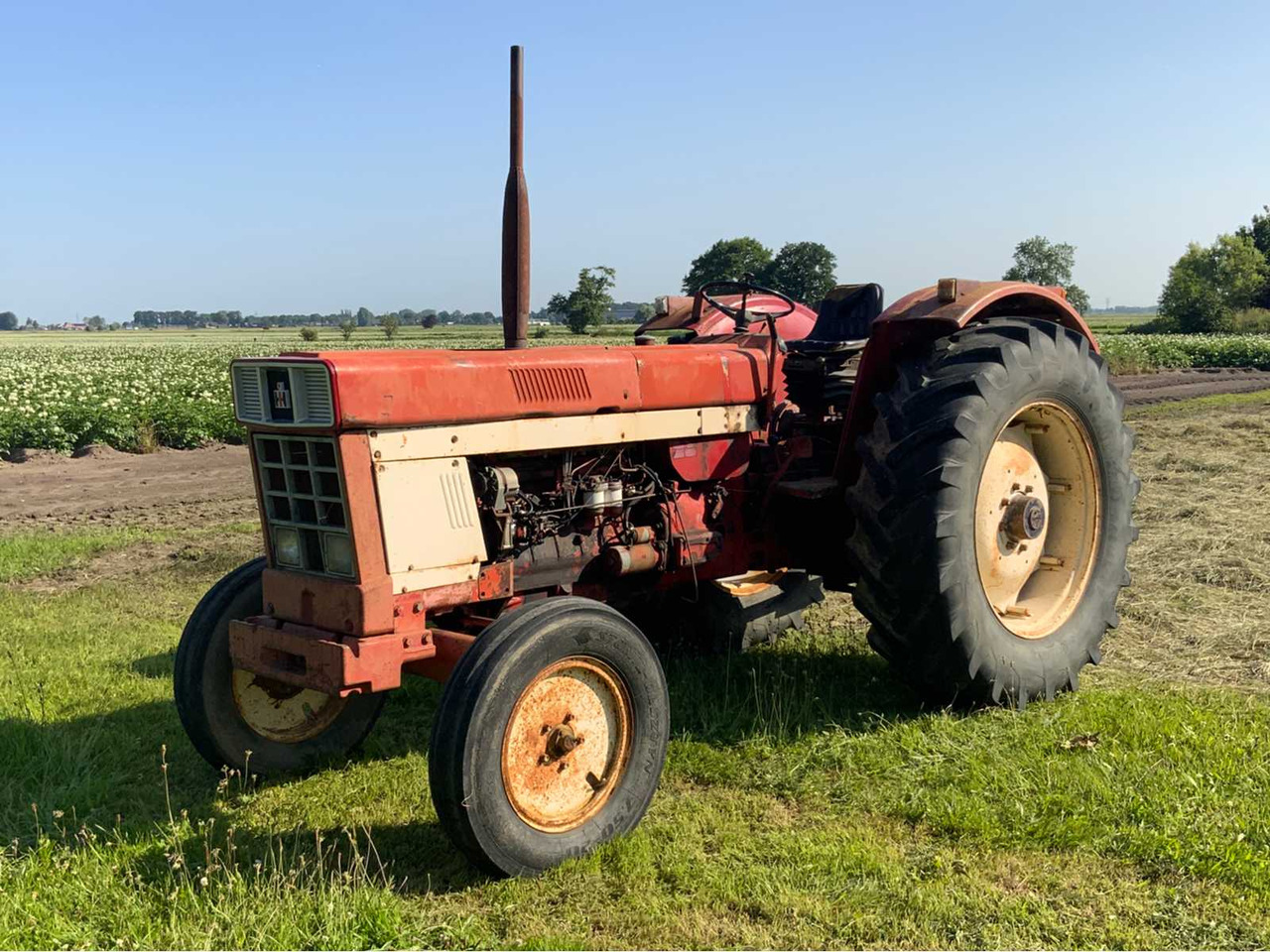 International 1046 A - Traktor: 1 kép. International 1046 A - Traktor: 1 kép.