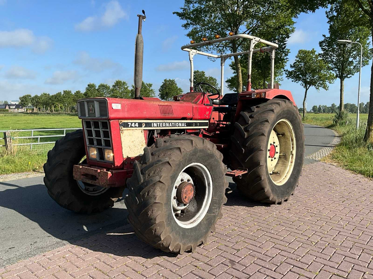 International 744 - Traktor: 1 kép. International 744 - Traktor: 1 kép.