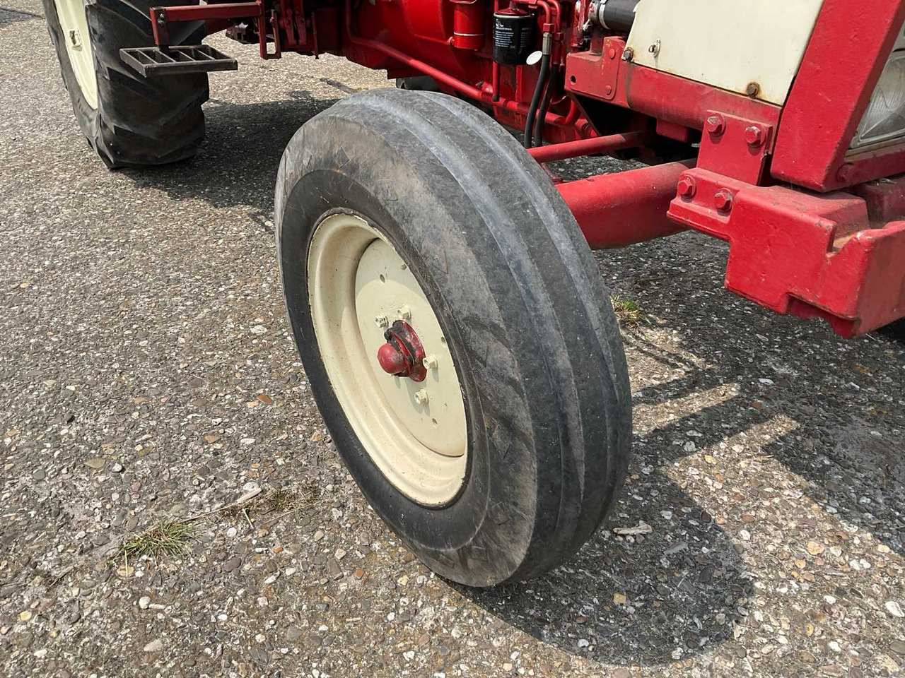 Traktor International 844-S: 23 kép.