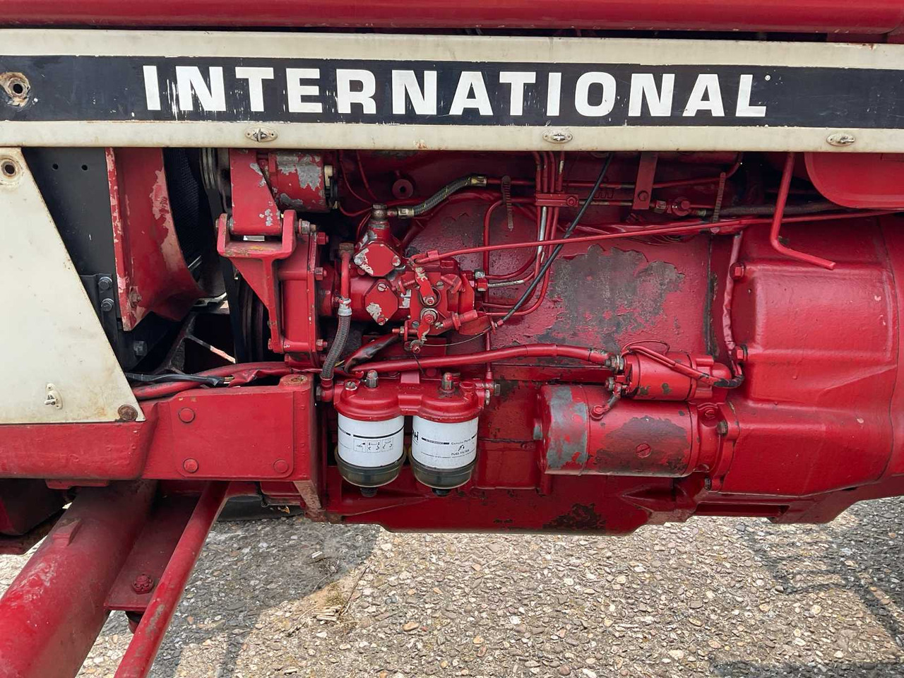 Traktor International 844-S: 25 kép.