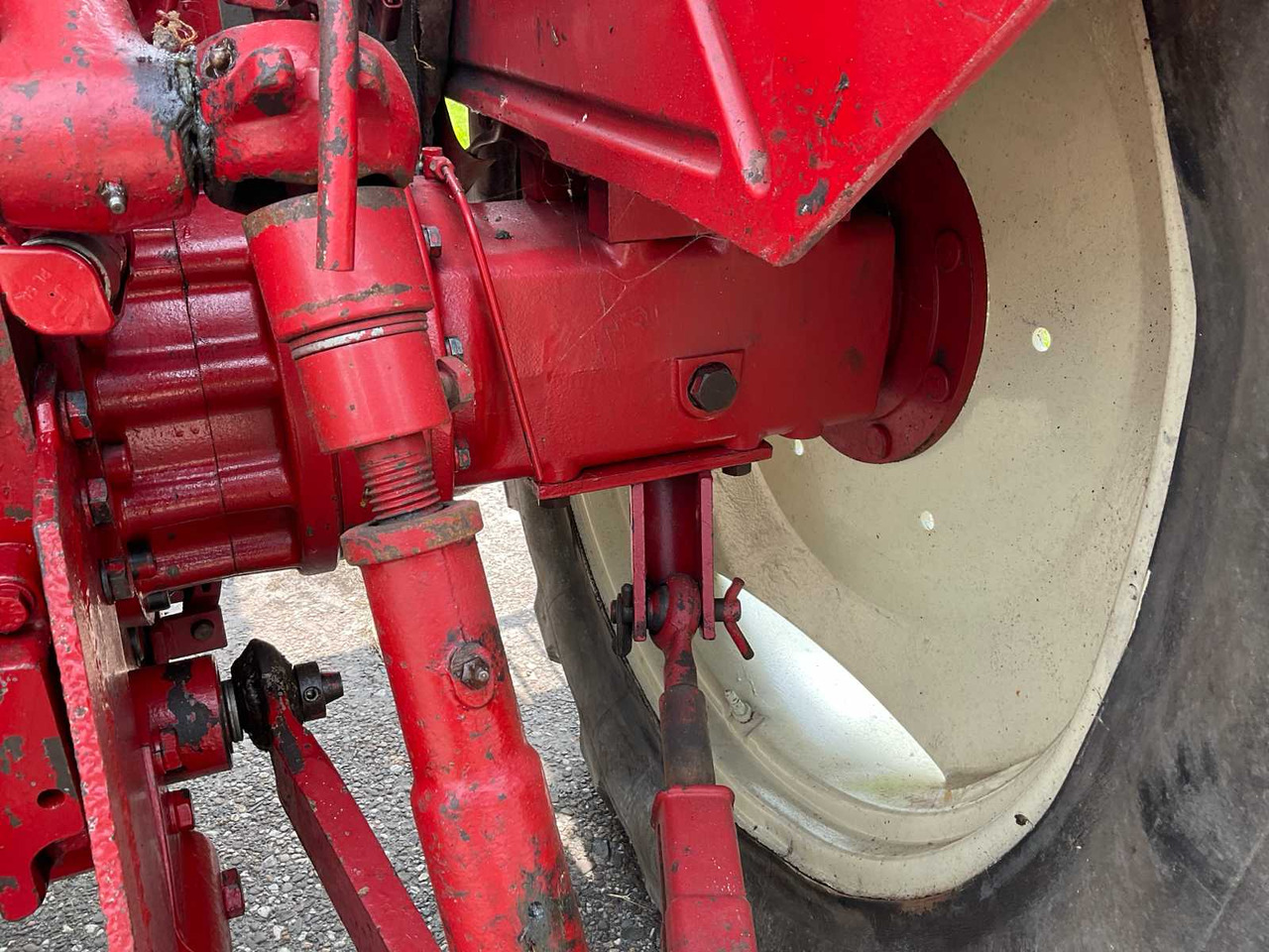 Traktor International 844-S: 13 kép.