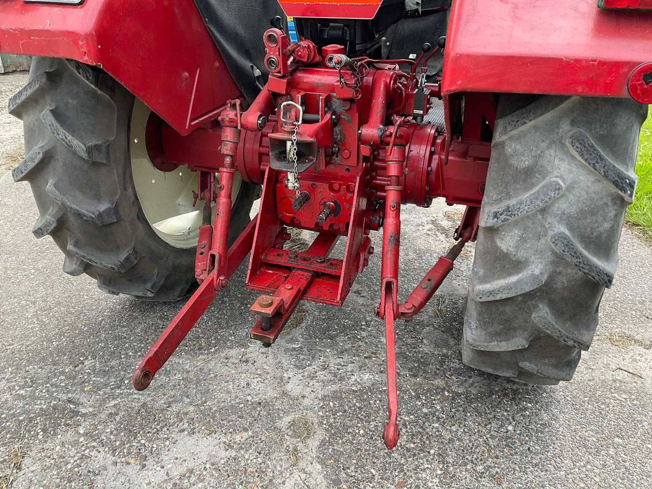 Traktor International 844-S: 9 kép.