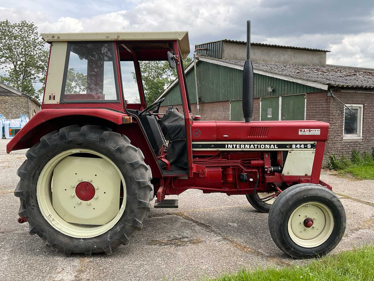 Traktor International 844-S: 8 kép.