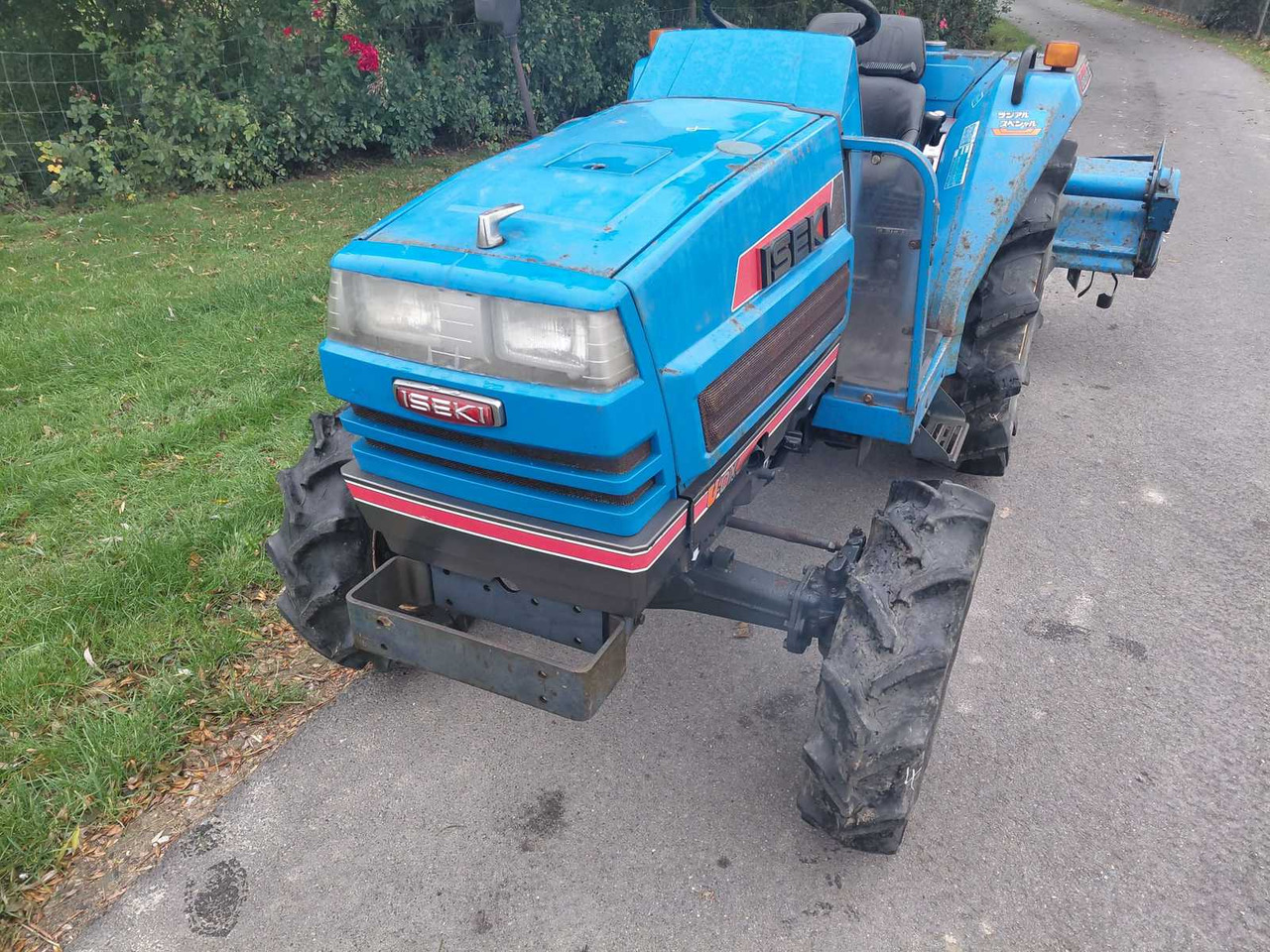 Iseki TA227 - Kistraktor: 2 kép. Iseki TA227 - Kistraktor: 2 kép.