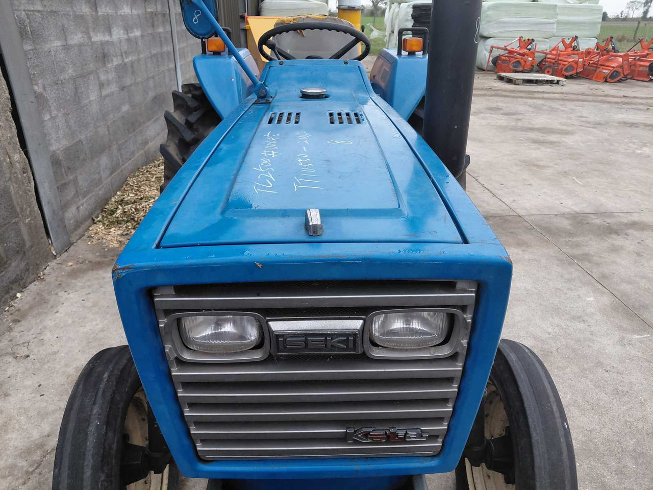 Iseki TL2500 - Kistraktor: 2 kép. Iseki TL2500 - Kistraktor: 2 kép.