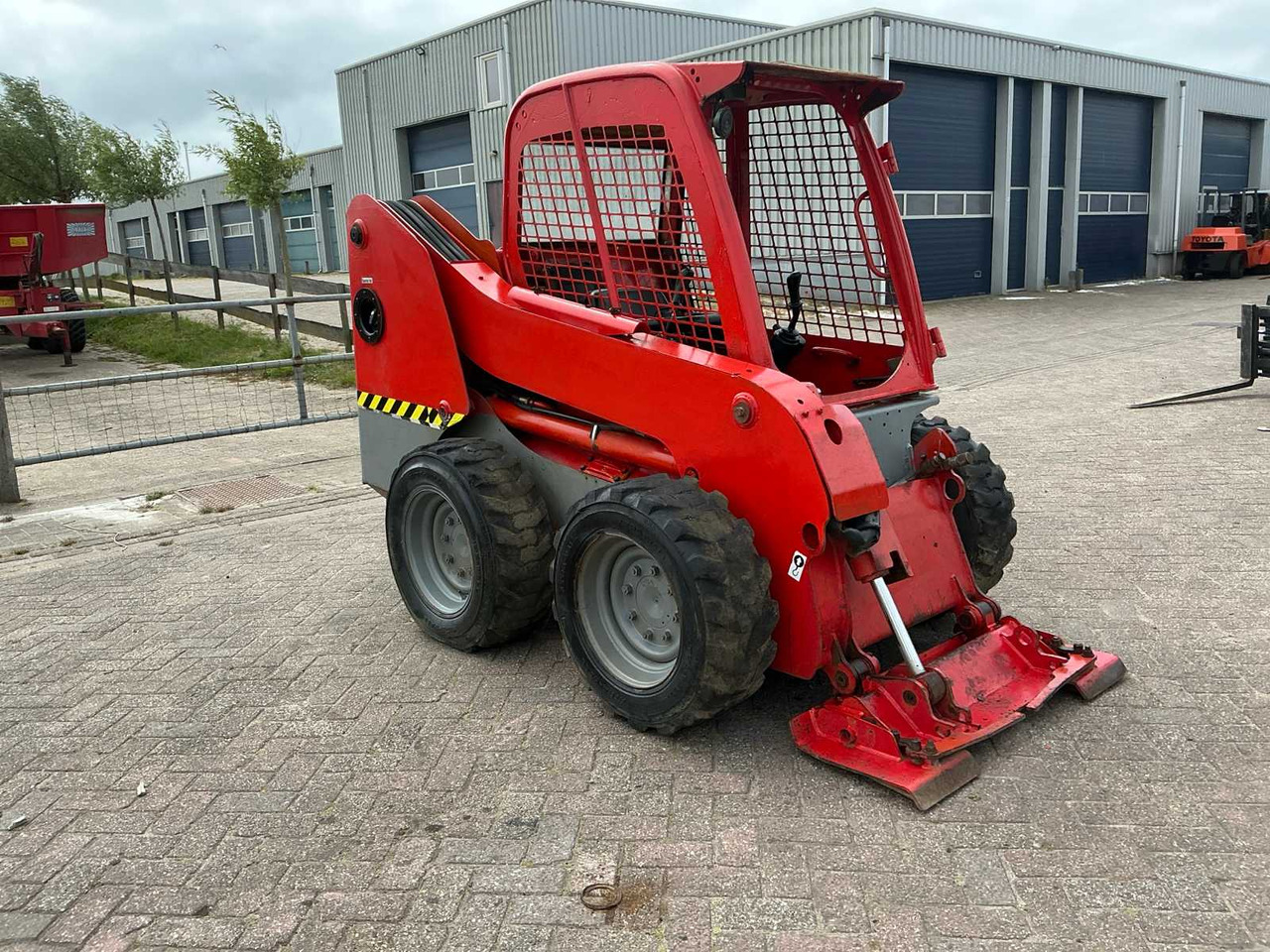 JCB 160 robot - Mini homlokrakodó: 4 kép. JCB 160 robot - Mini homlokrakodó: 4 kép.