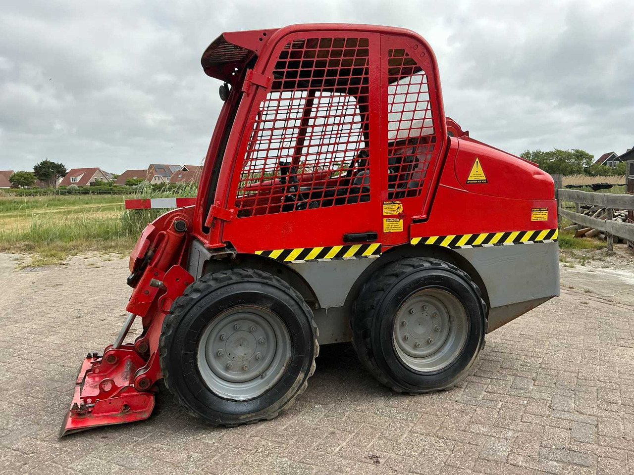 JCB 160 robot - Mini homlokrakodó: 1 kép. JCB 160 robot - Mini homlokrakodó: 1 kép.