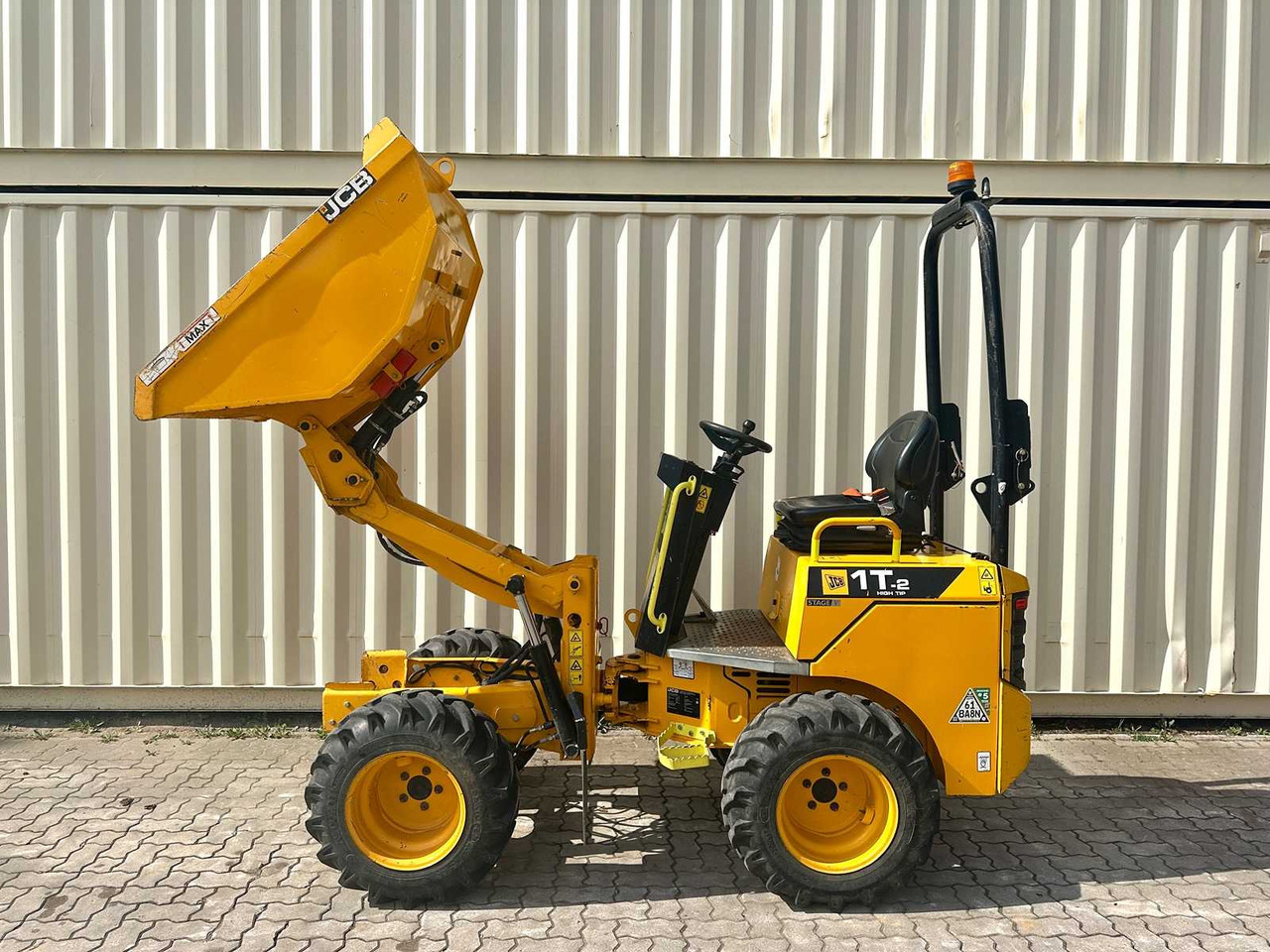 JCB 1T-2 High Tip - Dömper: 2 kép. JCB 1T-2 High Tip - Dömper: 2 kép.