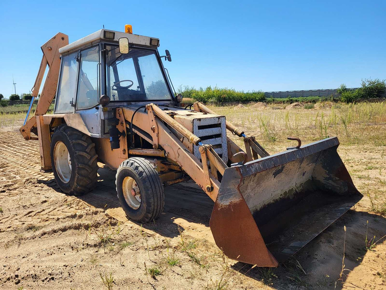 JCB 3CX293476 - Gumikerekes kotró: 2 kép. JCB 3CX293476 - Gumikerekes kotró: 2 kép.