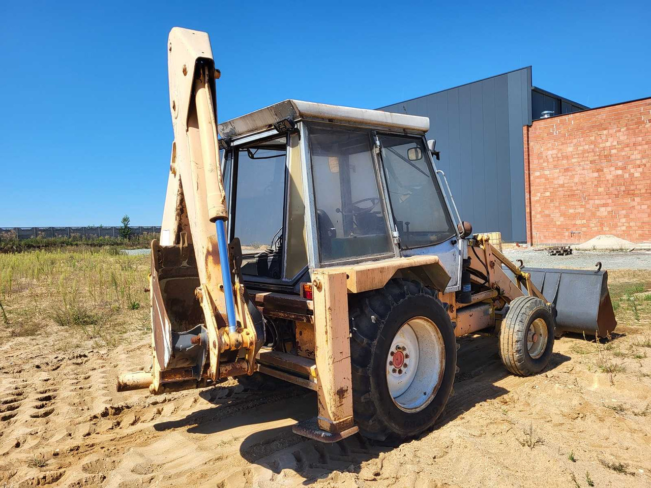 JCB 3CX293476 - Gumikerekes kotró: 4 kép. JCB 3CX293476 - Gumikerekes kotró: 4 kép.