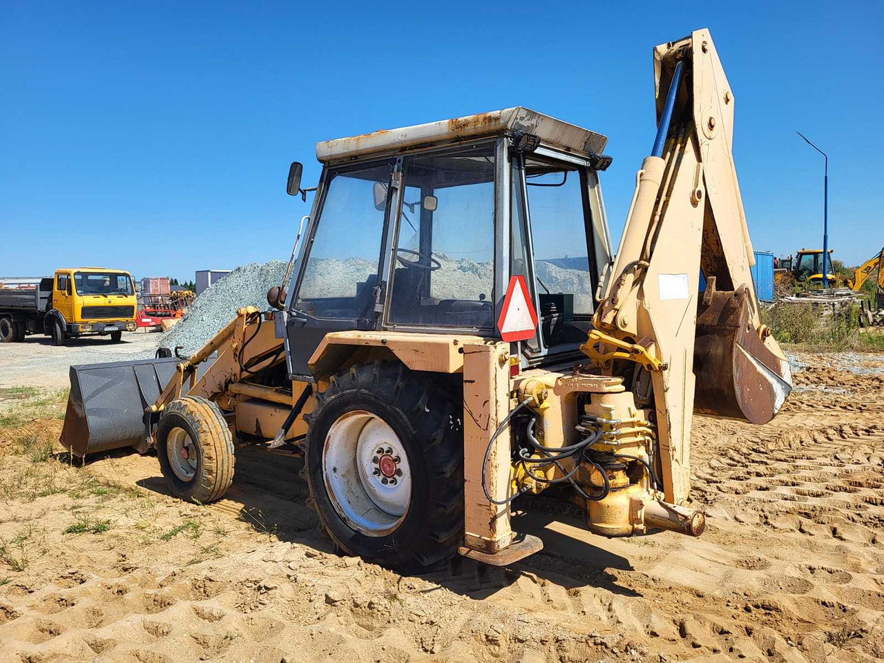 JCB 3CX293476 - Gumikerekes kotró: 3 kép. JCB 3CX293476 - Gumikerekes kotró: 3 kép.
