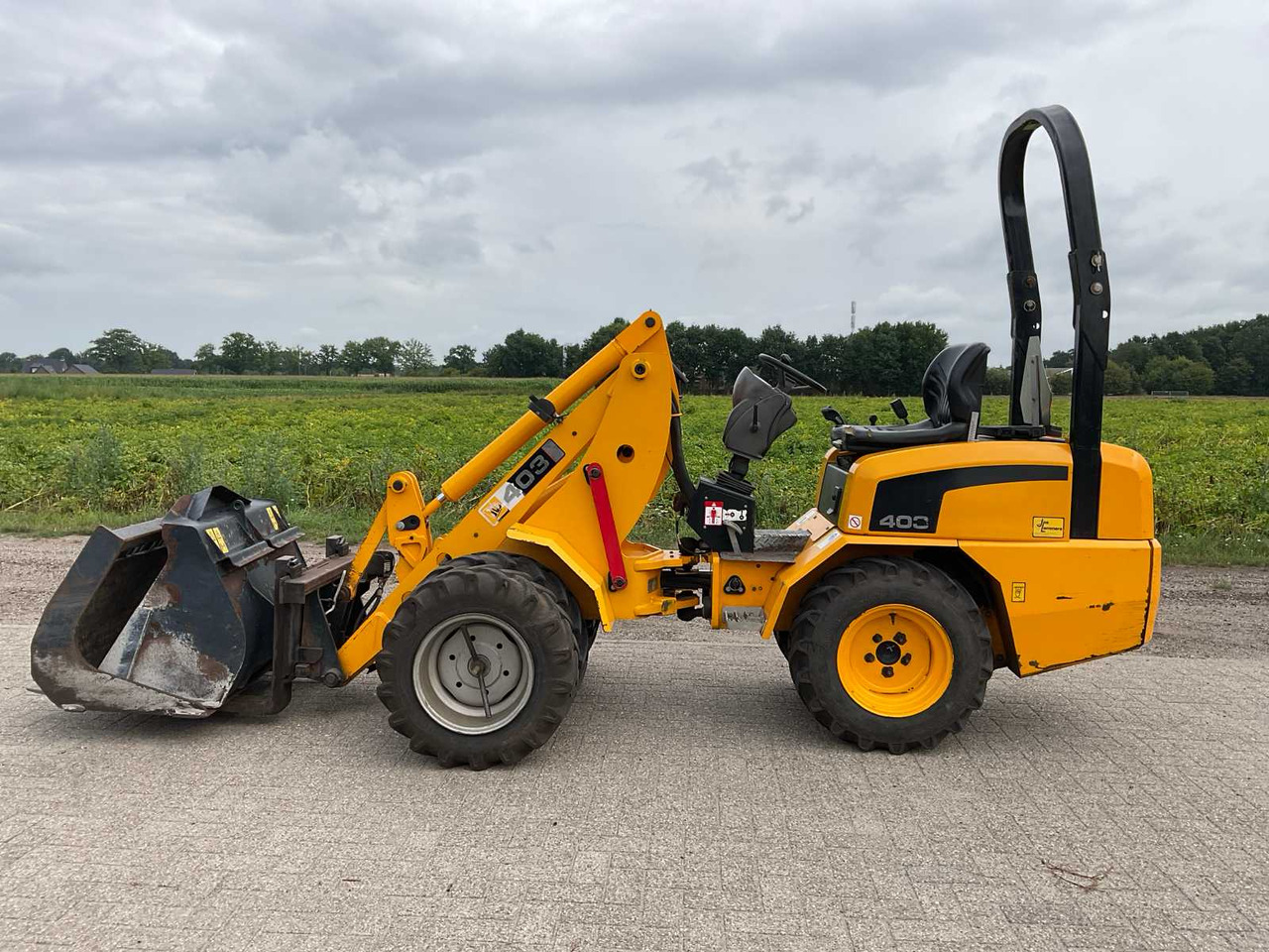 JCB 403 - Gumikerekes homlokrakodó: 3 kép. JCB 403 - Gumikerekes homlokrakodó: 3 kép.