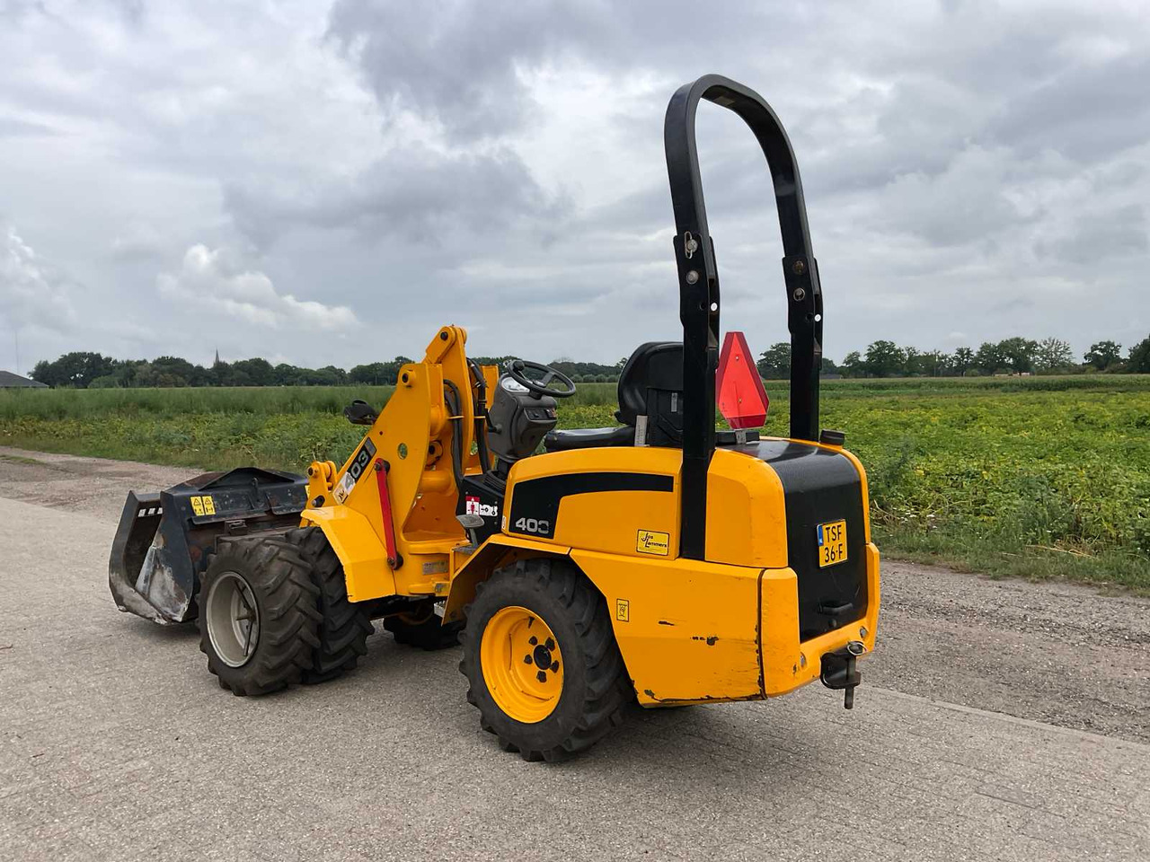 JCB 403 - Gumikerekes homlokrakodó: 4 kép. JCB 403 - Gumikerekes homlokrakodó: 4 kép.
