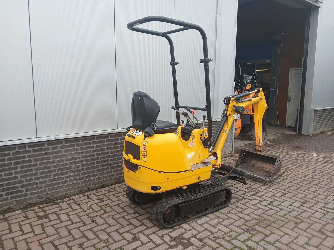 JCB 8008CTS - Minikotró: 2 kép. JCB 8008CTS - Minikotró: 2 kép.