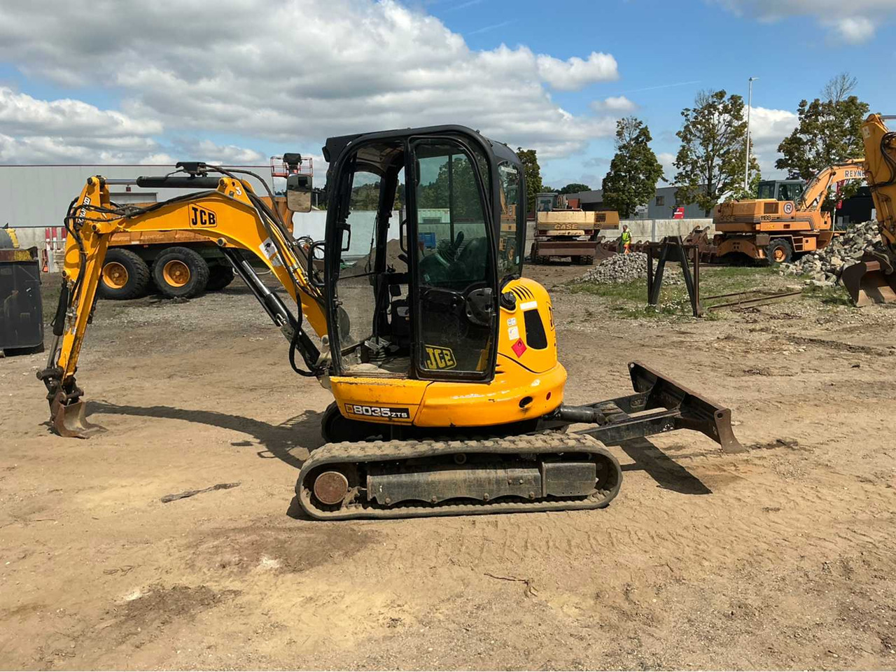 JCB 8035 - Minikotró: 3 kép. JCB 8035 - Minikotró: 3 kép.