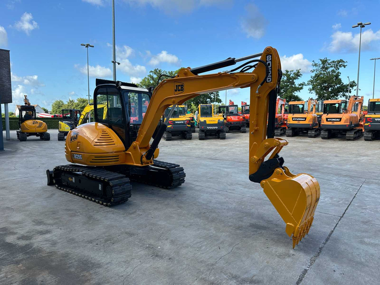 JCB 8056 - Lánctalpas kotró: 3 kép. JCB 8056 - Lánctalpas kotró: 3 kép.