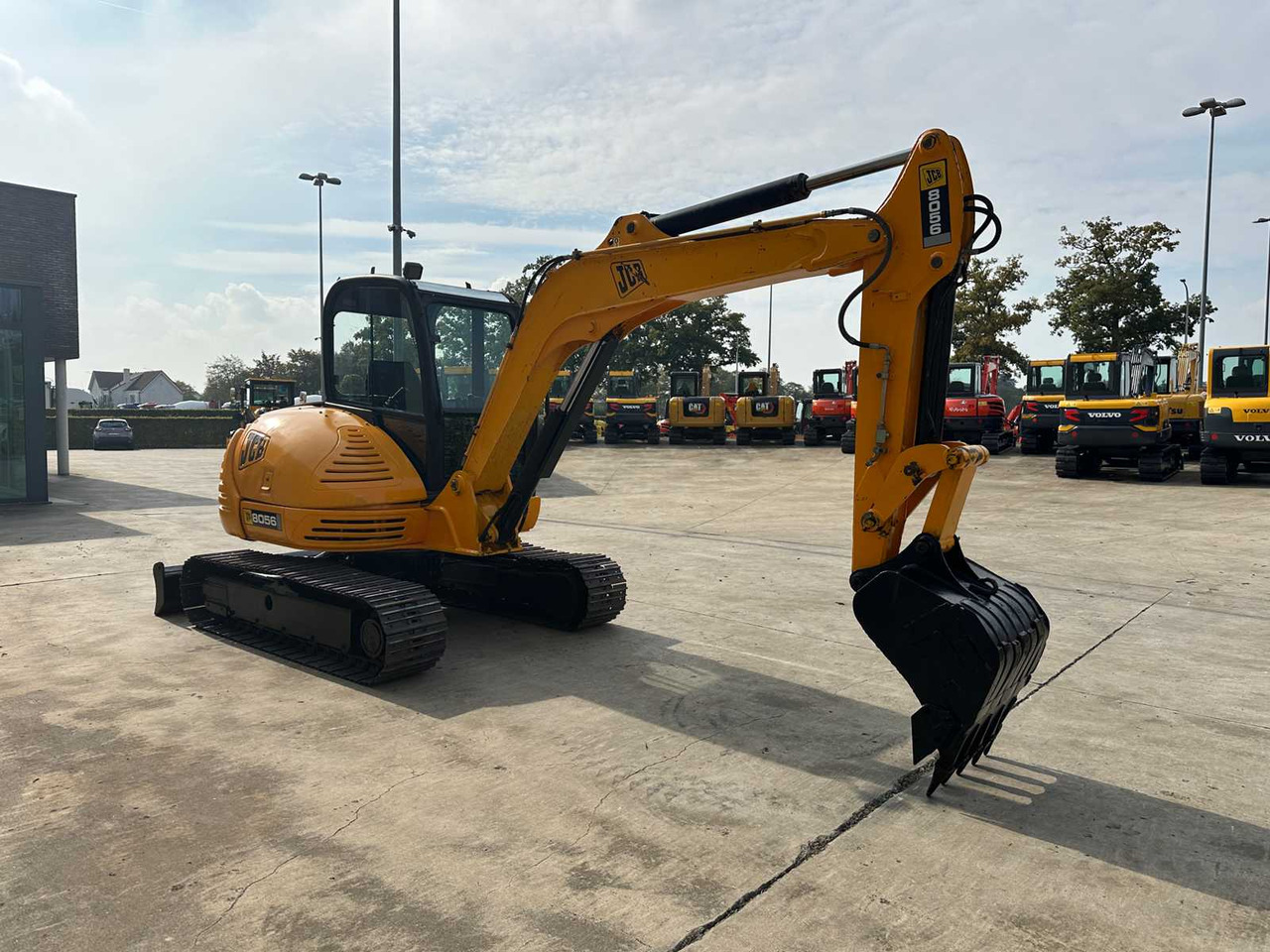 JCB 8056 - Lánctalpas kotró: 3 kép. JCB 8056 - Lánctalpas kotró: 3 kép.
