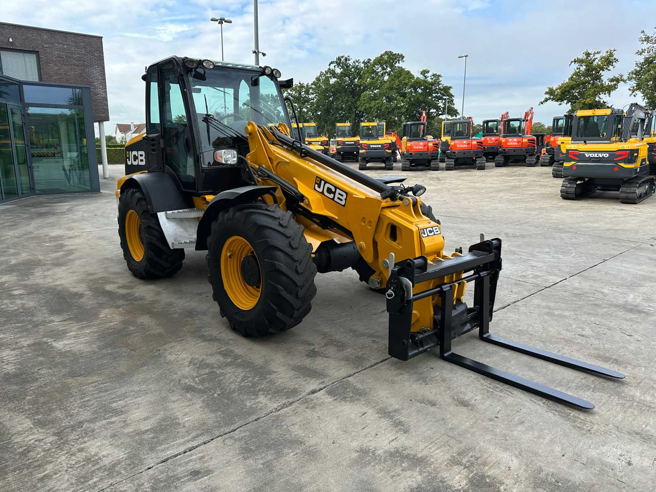 JCB TM310S - Gumikerekes homlokrakodó: 3 kép. JCB TM310S - Gumikerekes homlokrakodó: 3 kép.
