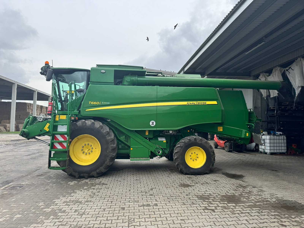 JOHN DEERE T660I - Kombájn: 2 kép. JOHN DEERE T660I - Kombájn: 2 kép.