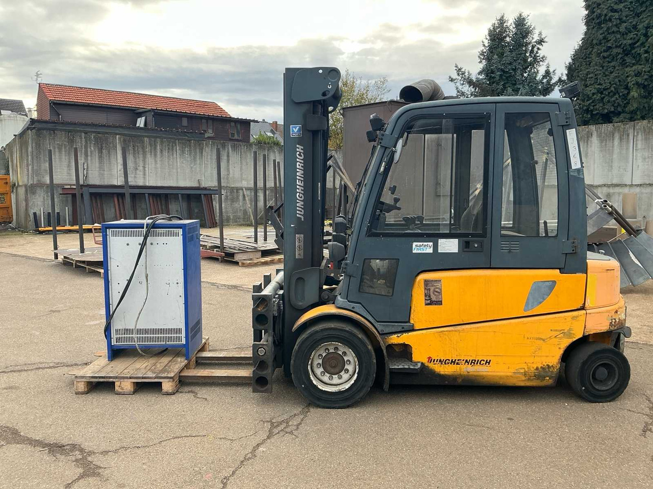 JUNGHEINRICH EFG550 FORKLIFT - Villás targonca: 2 kép. JUNGHEINRICH EFG550 FORKLIFT - Villás targonca: 2 kép.
