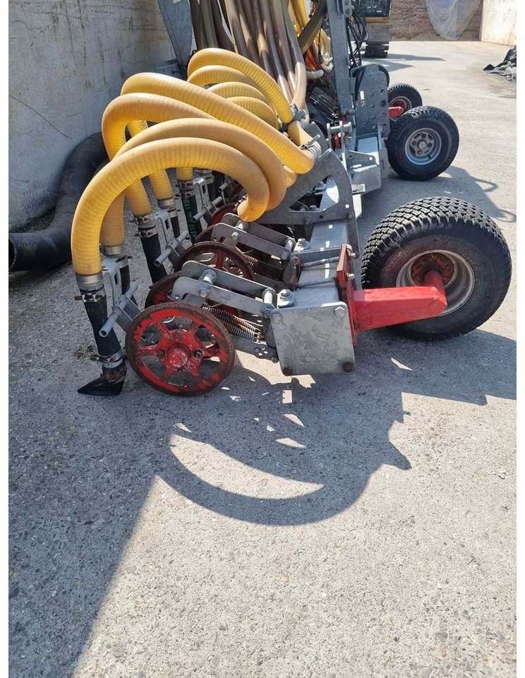 Jako Roll-over 720 - Műtrágyaszóró gép: 4 kép. Jako Roll-over 720 - Műtrágyaszóró gép: 4 kép.